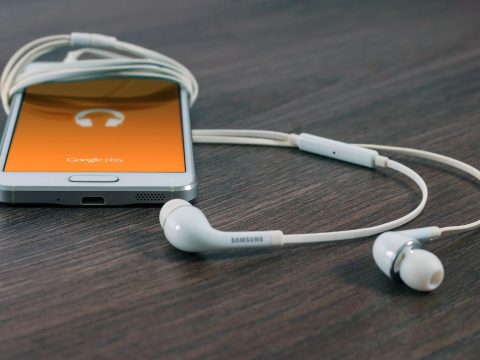 车载中控屏的 U 盘曲目列表，部分格式显示为灰色不可播